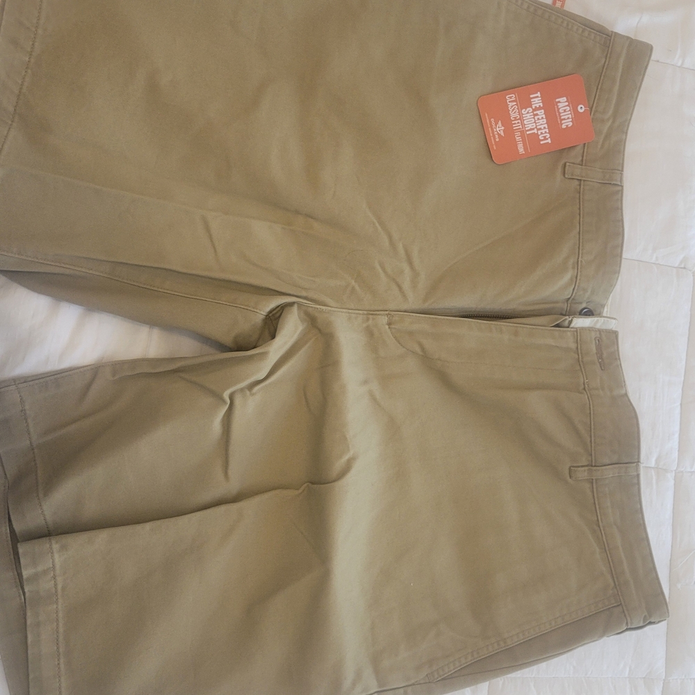 Dockers Men's Flat Front Shorts in Olive